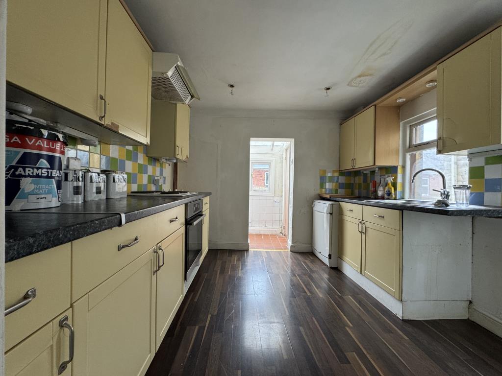 Lot: 152 - TWO-BEDROOM MID-TERRACE HOUSE IN NEED OF RENOVATION - Kitchen